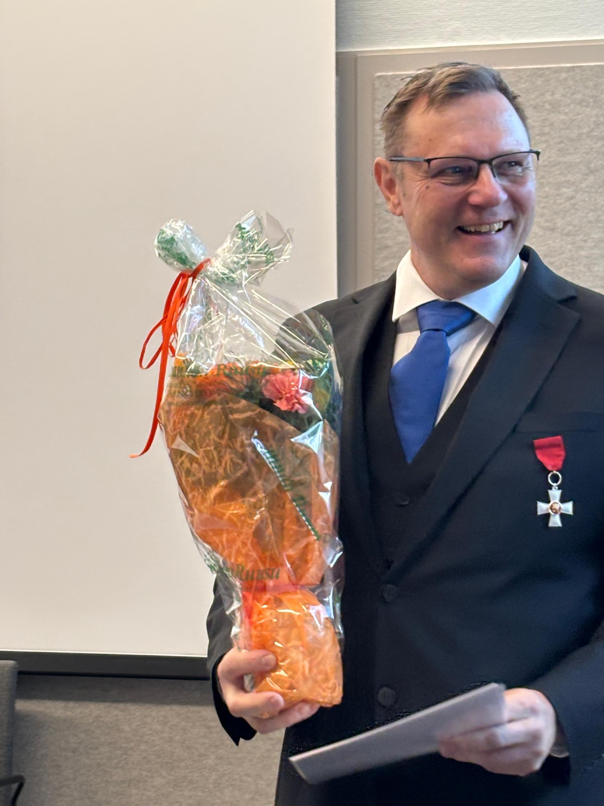 Jouni Paunonen vastaanotti presidentin myöntämän Suomen Leijonan ritarikunnan ansioristin.